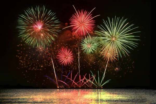 Színes Tűzijáték Ünneplés Tengerből Éjféli Égbolt Háttér — Stock Fotó