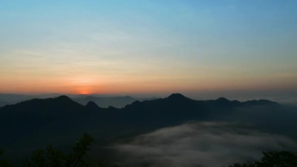 Salida Del Sol Desde Cima Montaña Con Mar Niebla — Vídeos de Stock