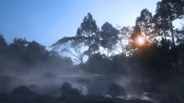 Chae Son 'la Sabah Işığı Tayland' ın Lampang bölgesindeki Chae Son Ulusal Parkı 'nda.