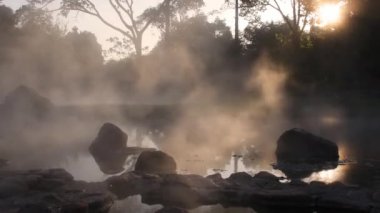 Chae Son 'la Sabah Işığı Tayland' ın Lampang bölgesindeki Chae Son Ulusal Parkı 'nda.