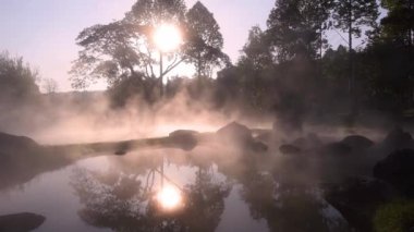 Chae Son 'la Sabah Işığı Tayland' ın Lampang bölgesindeki Chae Son Ulusal Parkı 'nda.