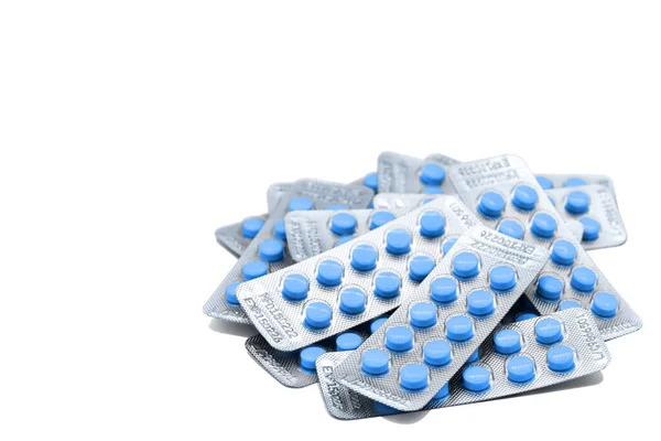 Hromada Modrých Pásků Léku Thablet Datem Výroby Datem Použitelnosti Izolovaných — Stock fotografie
