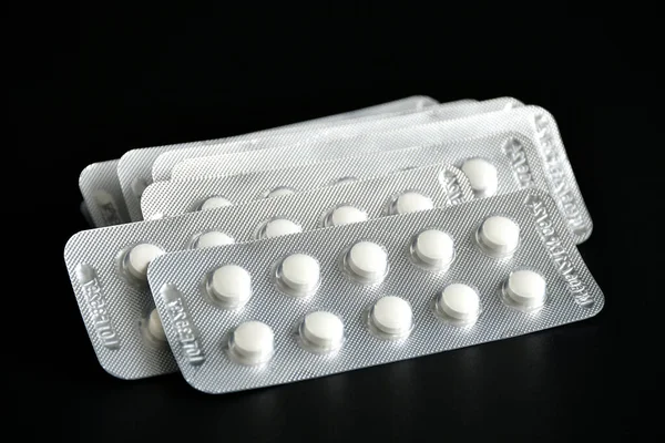 Comprimidos Compressa Branca Não Revestidos Blister Isolados Sobre Fundo Preto — Fotografia de Stock