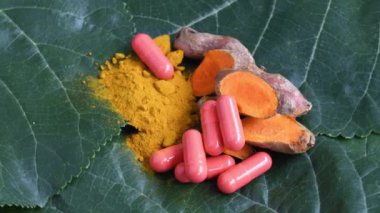 Alternatif tıp, spa ürünleri ve gıda malzemeleri için kapsülde toz bulunan kök ve zerdeçal tozu (Curcuma longa L.)..