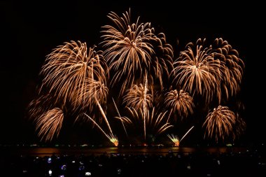 Havai fişek gösterisi kameralı ve akıllı telefonlu insanların neşeli anları. Pattaya havai fişek festtval.