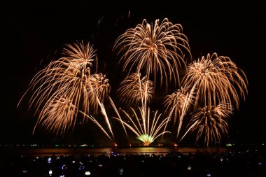 Havai fişek gösterisi kameralı ve akıllı telefonlu insanların neşeli anları. Pattaya havai fişek festtval.