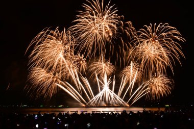 Havai fişek gösterisi kameralı ve akıllı telefonlu insanların neşeli anları. Pattaya havai fişek festtval.