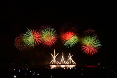 Havai fişek gösterisi kameralı ve akıllı telefonlu insanların neşeli anları. Pattaya havai fişek festtval.