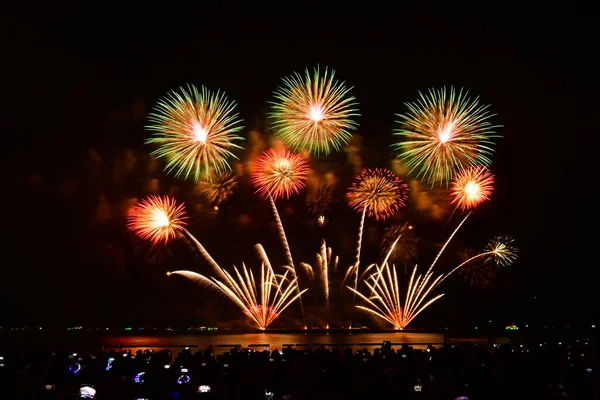 Fröhlicher Moment Menschen Fangen Feuerwerk Mit Kamera Und Smartphone Ein Stockfoto