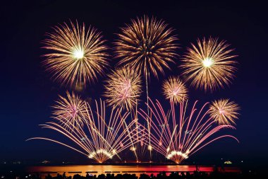 Renkli havai fişek kutlaması ve alacakaranlık arkaplanı.