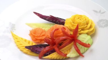 Tayland sebze oyması birçok çeşit sebze içerir, birçok renk, güzelce düzenlenmiştir.. 