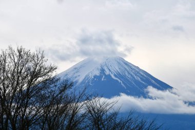 Aralık 2018 'de Fuji Dağı' nın zirvesinde açık mavi gökyüzü ile Kawaguchiko Gölü 'nden görüldü.