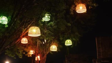 Tayland usulü gece dekorasyonu için bambu fener..