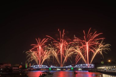 İnsanlar, Vijit Chao Phraya 2023 festivali Bangkok, Tayland 'daki Chao Phraya nehrinin karşısındaki Memorial köprüsündeki havai fişek gösterisini beğendiler..