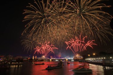 İnsanlar, Vijit Chao Phraya 2023 festivali Bangkok, Tayland 'daki Chao Phraya nehrinin karşısındaki Memorial köprüsündeki havai fişek gösterisini beğendiler..