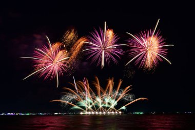 Pattaya Uluslararası Havai fişek Festivali sırasında Pattaya Körfezi 'nin ortasında yüzen büyük bir çelik gemiden denizin ortasına çok renkli havai fişekler atıldı..