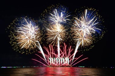 Pattaya Uluslararası Havai fişek Festivali sırasında Pattaya Körfezi 'nin ortasında yüzen büyük bir çelik gemiden denizin ortasına çok renkli havai fişekler atıldı..