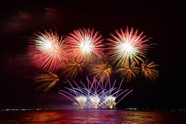 Pattaya Uluslararası Havai fişek Festivali sırasında Pattaya Körfezi 'nin ortasındaki denize çok renkli havai fişekler atıldı.