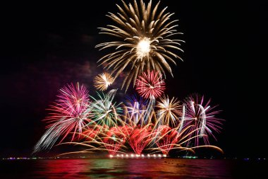 Pattaya Uluslararası Havai fişek Festivali sırasında Pattaya Körfezi 'nin ortasındaki denize çok renkli havai fişekler atıldı.