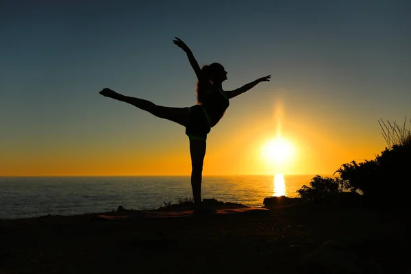Frauensilhouette Tanzt Ballett Bei Sonnenuntergang Strand — Stockfoto