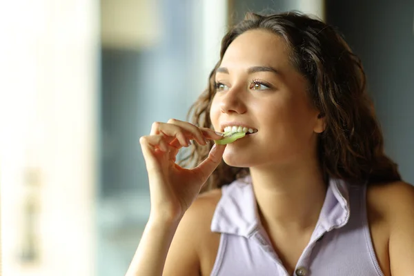 Mujer Feliz Comiendo Kiwi Casa Mirando Por Una Ventana — Foto de Stock