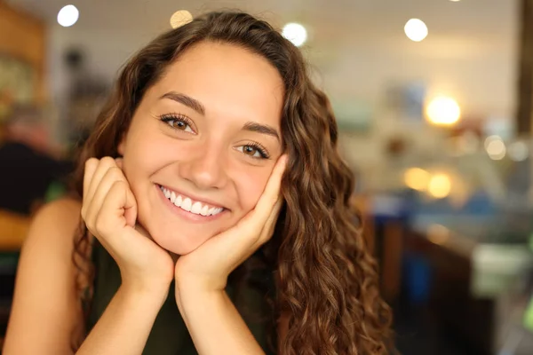 Retrato Una Mujer Feliz Con Una Sonrisa Perfecta Restaurante Mirándote —  Fotos de Stock