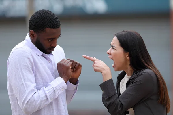路上で黒人男性を叱る激怒した女性 — ストック写真