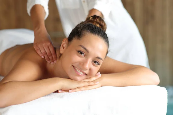 Lycklig Kvinna Som Får Massage Ryggen Spa Tittar Kameran — Stockfoto