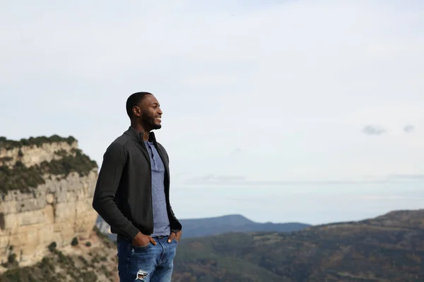 Feliz Hombre Negro Contemplando Naturaleza Pie Montaña —  Fotos de Stock
