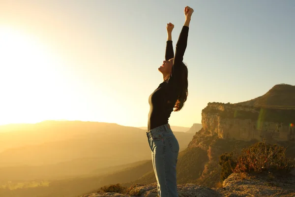 Портрет Євфоричної Жінки Піднімає Руки Горі Заході Сонця — стокове фото