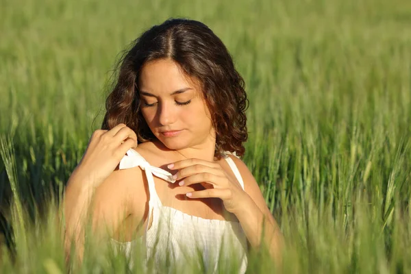 Женщина Завязывает Кружева Перчатке Пшеничного Поля — стоковое фото