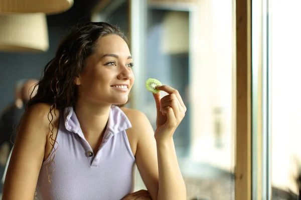 Mulher Feliz Restaurante Comendo Quivi Olhando Através Uma Janela — Fotografia de Stock