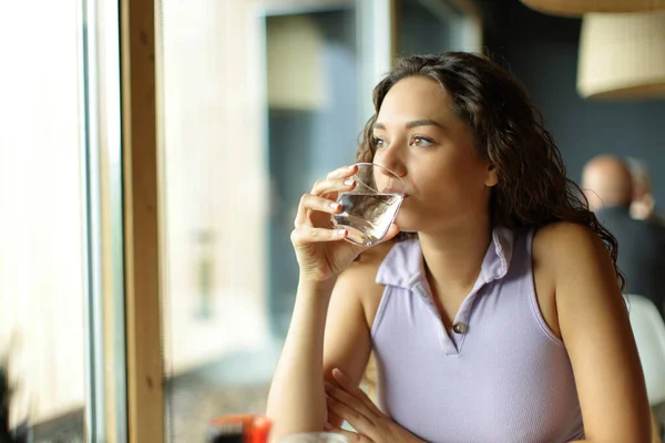 Mulher Distraída Bebendo Água Restaurante Olhando Através Uma Janela — Fotografia de Stock