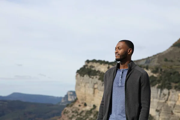 自信的黑人男子凝视着山中的风景 — 图库照片