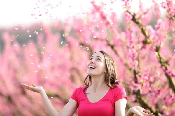 Gelukkig Vrouw Gooien Roze Bloemblaadjes Naar Lucht Een Veld — Stockfoto