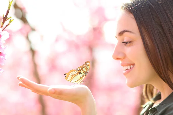 Femme Heureuse Avec Papillon Dans Main Regardant — Photo