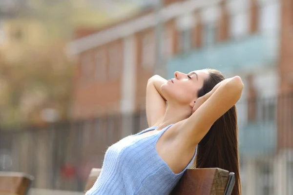 Profile Teen Relaxing Bench — Stock Photo, Image