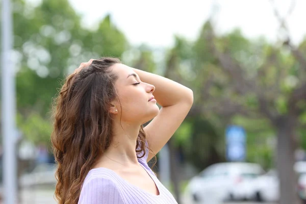Profil Einer Frau Die Auf Der Straße Berührende Haare Atmet — Stockfoto