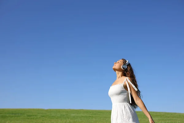 Vrouw Mediteren Ademen Frisse Lucht Met Koptelefoon Natuur — Stockfoto