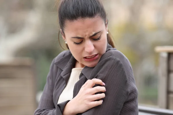 Zestresowana Kobieta Drapie Swędzącą Rękę Parku — Zdjęcie stockowe
