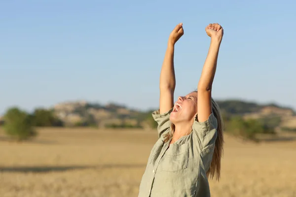 Подростки Поднимающие Руки Золотом Пшеничном Поле Закате — стоковое фото