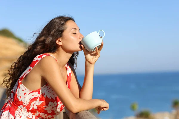 Profile Tourist Beach Drinking Coffee — Stock Photo, Image