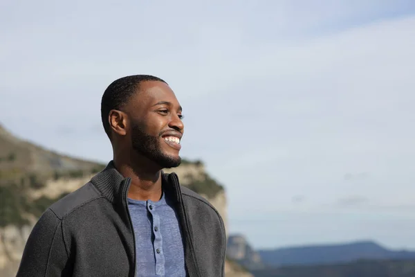 Mutlu Siyah Adam Doğada Gülümseyen Manzaralar Seyrediyor — Stok fotoğraf