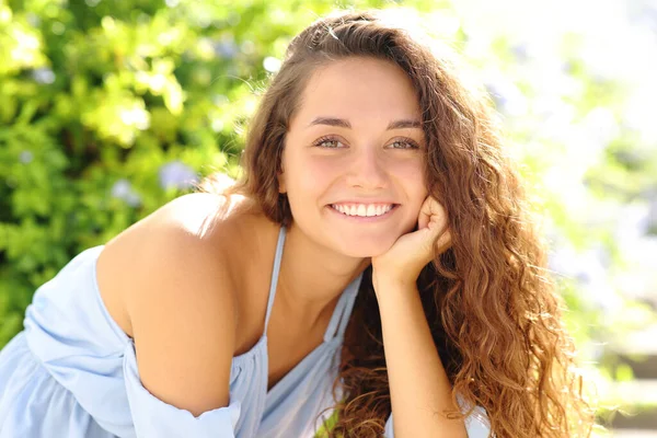 Mujer Bella Feliz Sonriendo Cámara Con Los Dientes Perfectos Sentados — Foto de Stock
