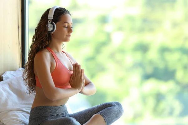 Yogi Headphones Listening Yoga Audio Guide Home Window — Stock Photo, Image