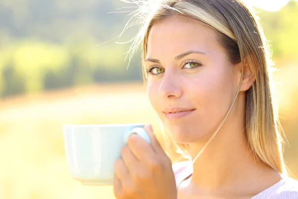 Удовлетворенная Женщина Смотрит Тебя Чашкой Кофе Поле — стоковое фото
