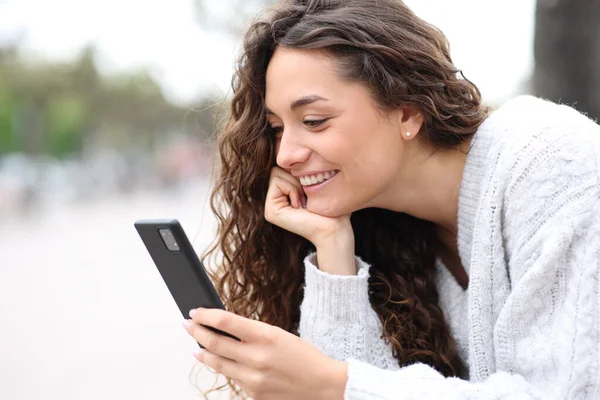 Happy Woman Using Cell Phone Outdoors Street — Φωτογραφία Αρχείου