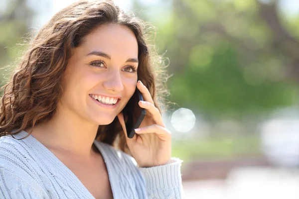 Happy Woman Talks Phone Walking — Φωτογραφία Αρχείου