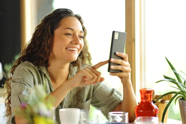 Happy Woman Smiling Using Phone Restaurant — Φωτογραφία Αρχείου