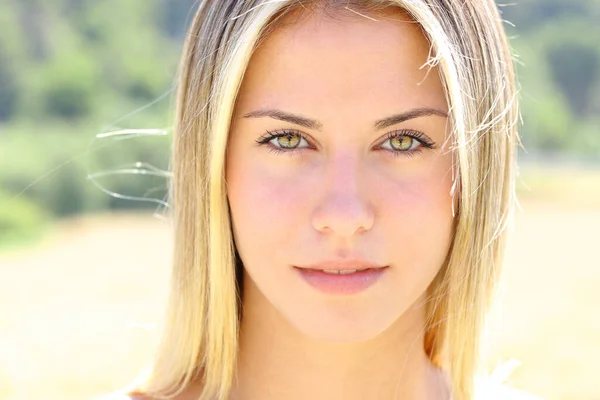 Front View Portrait Beautiful Woman Green Eyes Looks Camera — 图库照片